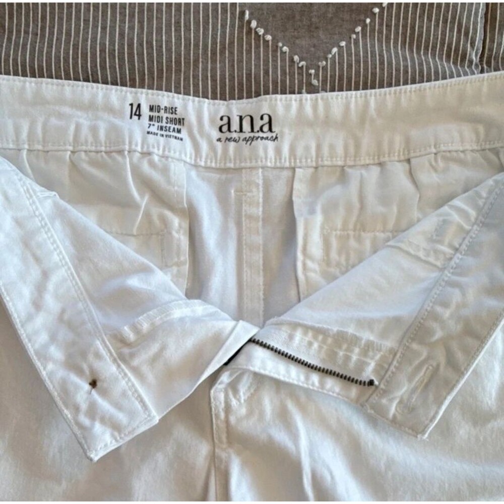 a.n.a Women’s white shorts size 14